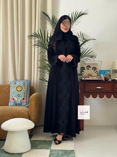 عباية اجوان بقماش كريب ملكي تطريز متقن بالامام والاكمام اسود