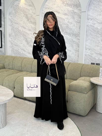 عباية لوسيا بقماش كريب ملكي تطريز المخمل ابيض