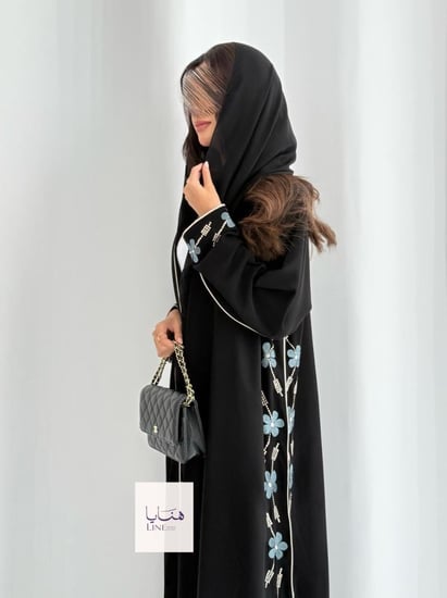 عباية فلورا بقماش كريب ملكي تطريز انيق تحديد قيطان