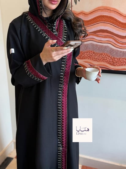 عباية مُهابة بقماش كريب الاناقة تدخيلات تطريز عنابي