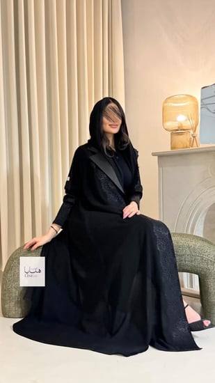 عباية رفال بقماش كريب ملكي مع دانتيل بالامام واعلى الاكمام اسود