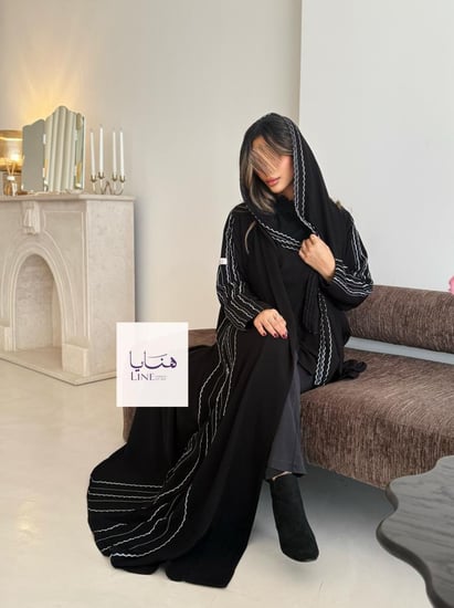 عباية نيفا نص كلوش قماش كريب نصف القمر اسود مع قيطان️