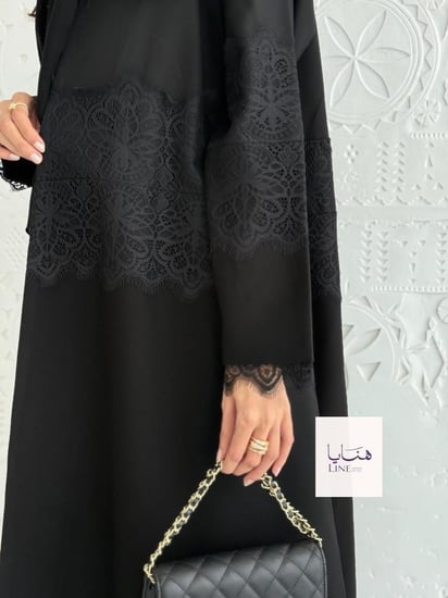 عباية سجايا بقماش كريب كتان وباربي مع دانتيل اسود