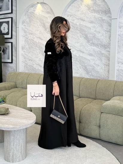 عباية لورين مخمل كوري مكسر مع كريب باربي مزين بدانتل
