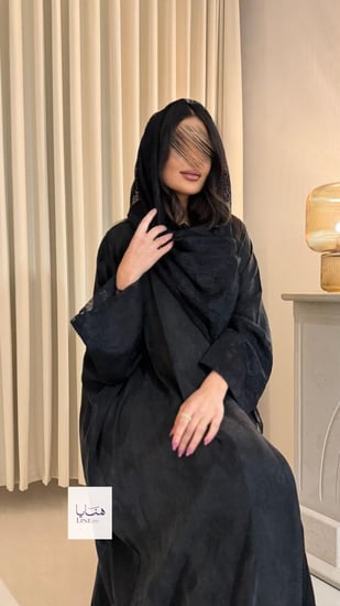 عباية رتاج بقماش حرير تركي تدخيلات دانتيل مع طرحه كامل دانتيل اسود