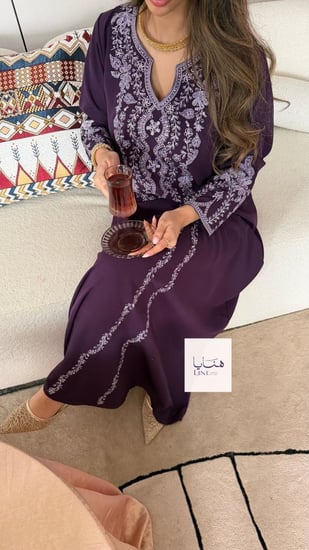 جلابية منيفه قماش ناعم تطريز فضي بالامام والاكمام لون موف