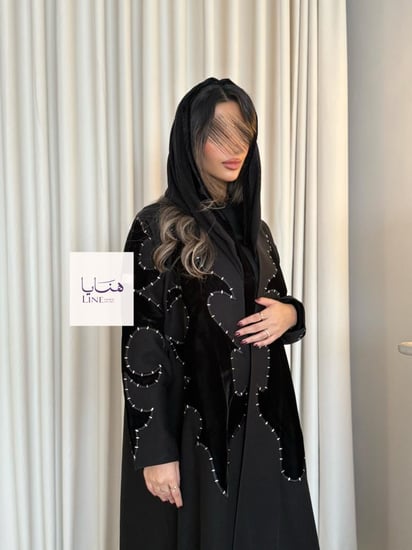 عباية بلانكا بقماش كتان مع تدخيلات تطريز مخمل