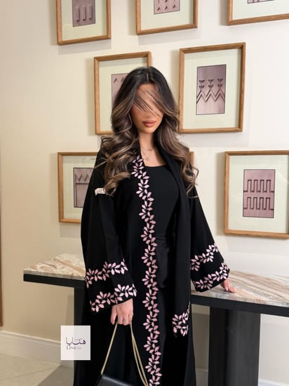 عباية الفاتنه بقماش كريب ملكي مزين بكلفه مطرزه وردي