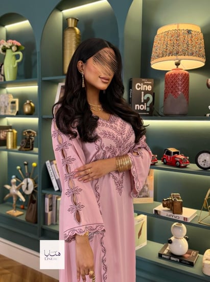 جلابية مرام قماش ناعم تطريز وردي  مع اسواره مخرمه وفتحات بالاكمام وردي