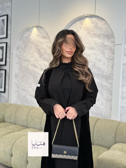 عباية لومينا مخمل كوري مع كتان تطريز اسود