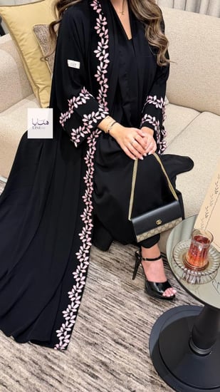 عباية الفاتنه بقماش كريب ملكي مزين بكلفه مطرزه وردي