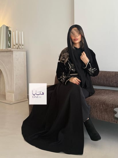 عباية ندى بقماش مخمل مطرز مع كتان اسود️