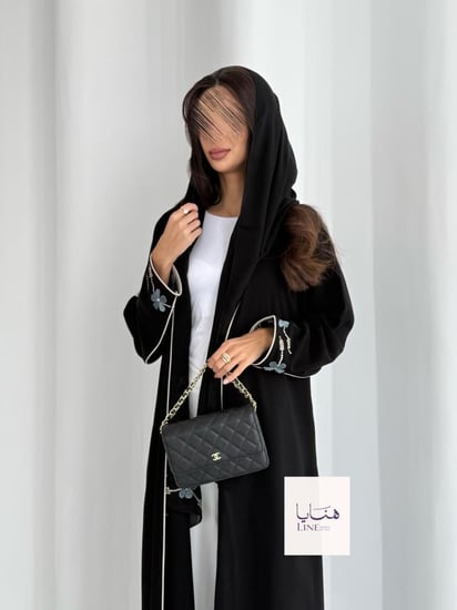 عباية فلورا بقماش كريب ملكي تطريز انيق تحديد قيطان