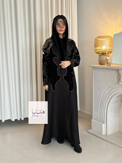 عباية بلانكا بقماش كتان مع تدخيلات تطريز مخمل