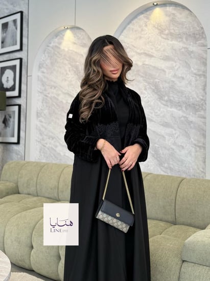 عباية لورين مخمل كوري مكسر مع كريب باربي مزين بدانتل