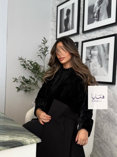 عباية هيلينا بقماش جوخ مع جاكيت مخمل متصل اسود