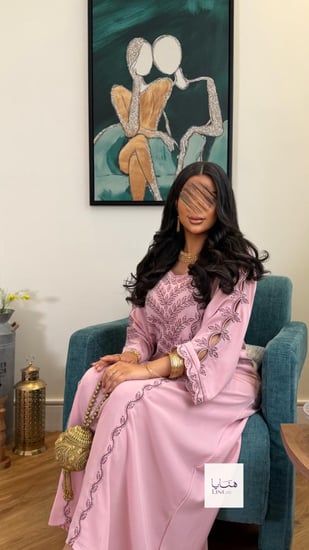 جلابية مرام قماش ناعم تطريز وردي  مع اسواره مخرمه وفتحات بالاكمام وردي