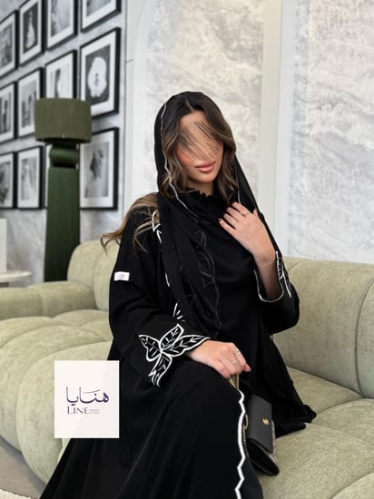 عباية لوسيا بقماش كريب ملكي تطريز المخمل ابيض