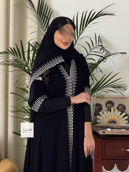 عباية الين بقماش كريب ملكي مع تطريز بيج و سماوي وكم استريتش