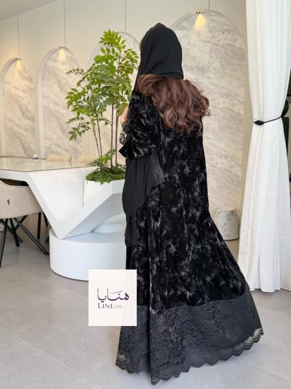 عباية وتين بقماش مخمل كوري اسود مع فضي تدخيلات دانتيل