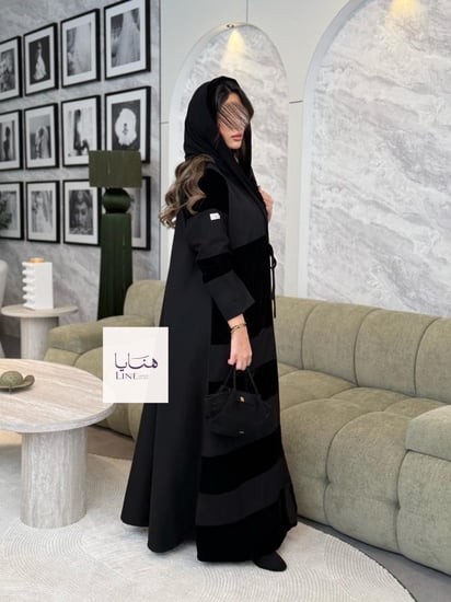 عباية شيهانه بقماش كريب باربي مع مخمل اسود