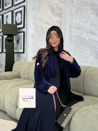 عباية هيلينا بقماش جوخ مع جاكيت مخمل متصل كحلي