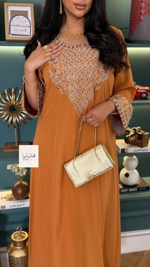 جلابية زهراء قماش ناعم مع تطريز انيق بالصدر والاكمام مزين بكرستال ولولو برتقالي