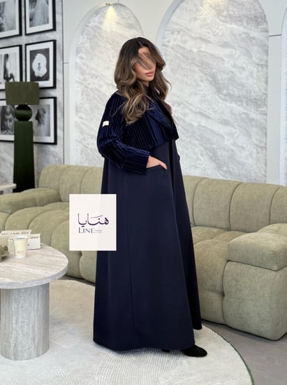 عباية هيلينا بقماش جوخ مع جاكيت مخمل متصل كحلي