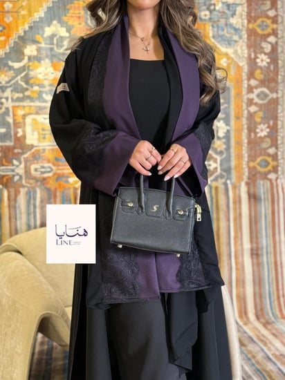 عباية إيفانا بقماش كريب الاناقة بكم موف مزين دانتيل