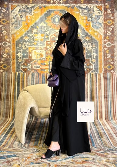 عباية إيفانا بقماش كريب الاناقة بكم اسود مزين دانتيل