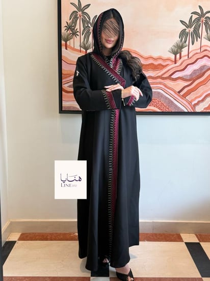 عباية مُهابة بقماش كريب الاناقة تدخيلات تطريز عنابي