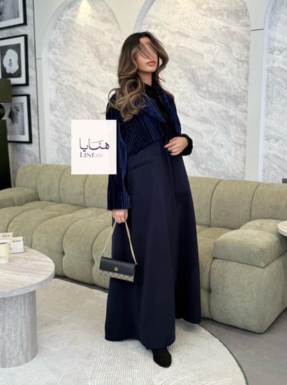 عباية هيلينا بقماش جوخ مع جاكيت مخمل متصل كحلي