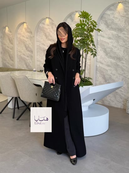 عباية مشرقة بلايز بقماش شاكيرا مقلم اسود فاحم