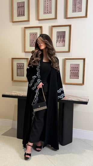 عباية الفاتنه بقماش كريب ملكي مزين بكلفه مطرزه سماوي