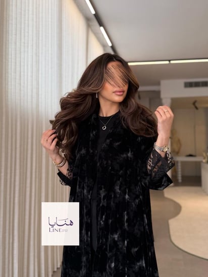 عباية وتين بقماش مخمل كوري اسود مع فضي تدخيلات دانتيل