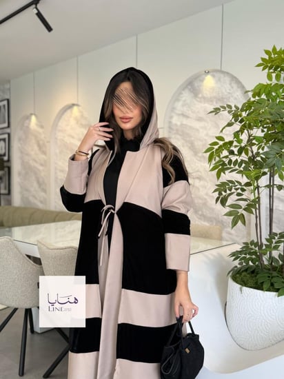 عباية شيهانه بقماش كريب باربي مع مخمل بربطه بيج واسود