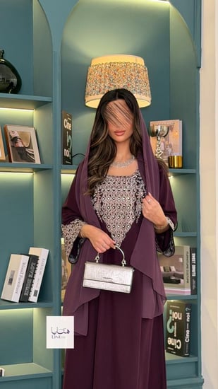 جلابية زهراء قماش ناعم مع تطريز انيق بالصدر والاكمام مزين بكرستال ولولو موف