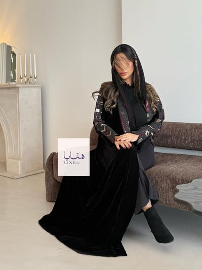 عباية هاله بقماش مخمل مع روكاما مطرز عنابي