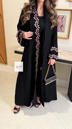 عباية الفاتنه بقماش كريب ملكي مزين بكلفه مطرزه وردي