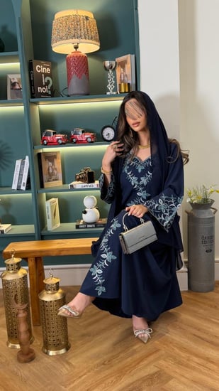 جلابية هديل قماش اوكراني ناعم تطريز مشجر بالامام والاكمام مزينه بكرستال كحلي