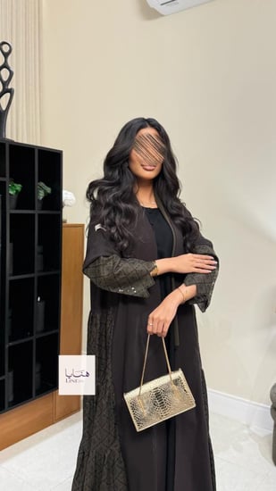 عباية مبهره بقماش كريب رموش مع روكاما بني