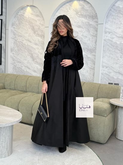 عباية لورين مخمل كوري مكسر مع كريب باربي مزين بدانتل