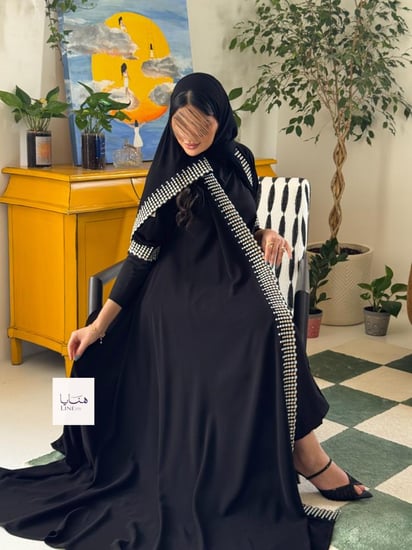 عباية الين بقماش كريب ملكي مع تطريز بيج و سماوي وكم استريتش