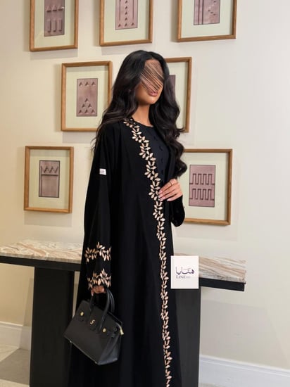 عباية الفاتنه بقماش كريب ملكي مزين بكلفه مطرزه ذهبي