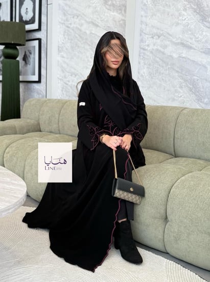 عباية لوسيا بقماش كريب ملكي تطريز المخمل عنابي
