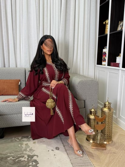 جلابية لمياء تطريز الامام مع ربطه خصر مطرزه مع تطريز خيالي بالكم عنابي