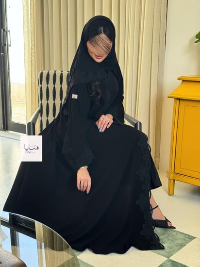عباية اجوان بقماش كريب ملكي تطريز متقن بالامام والاكمام اسود