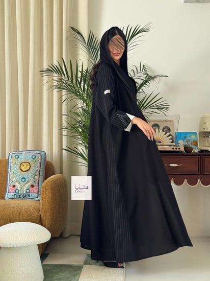 عباية تالا بقماش كريب كتان تدخيلات كريب مقلم بكم انيق مع ازارير