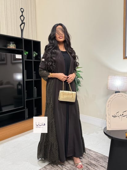 عباية مبهره بقماش كريب رموش مع روكاما بني