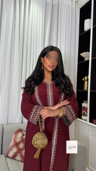 جلابية لمياء تطريز الامام مع ربطه خصر مطرزه مع تطريز خيالي بالكم عنابي